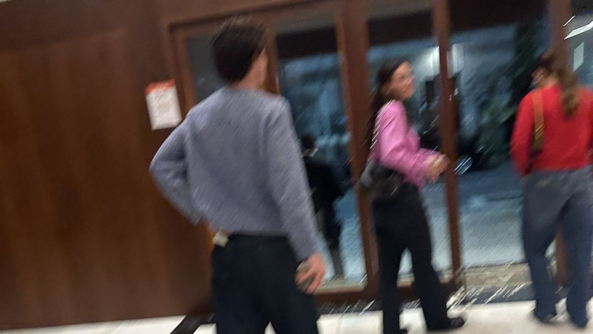 Bruna Marquezine e Shawn Mendes são flagrados por fãs em cinema no Rio