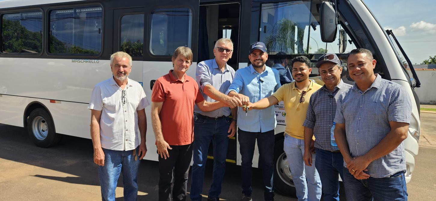 Deputado Jean Mendonça entrega ônibus para a Saúde em Espigão do Oeste