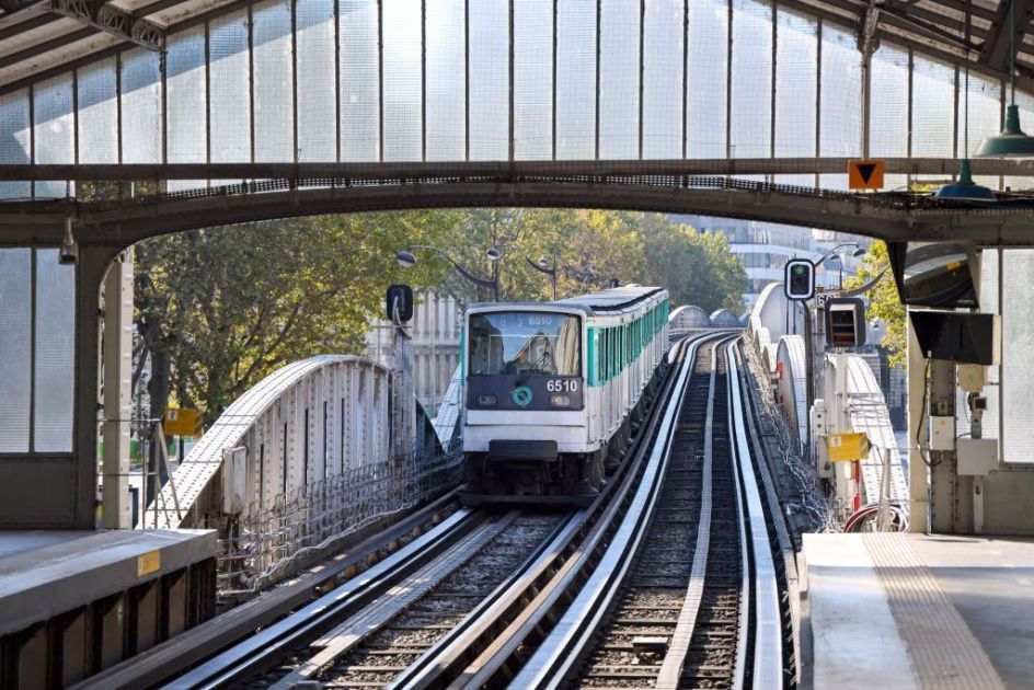 Homem é preso após atacar três mulheres com faca no metro de Paris