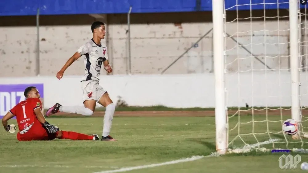 Athletico-PR tem jogador expulso, mas vence Maricá e vira líder na Copinha