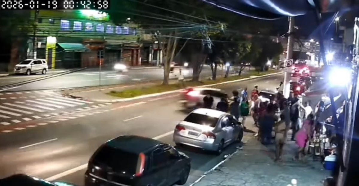 Motorista embriagado mata um e deixa dois feridos na Zona Leste; veja vídeo