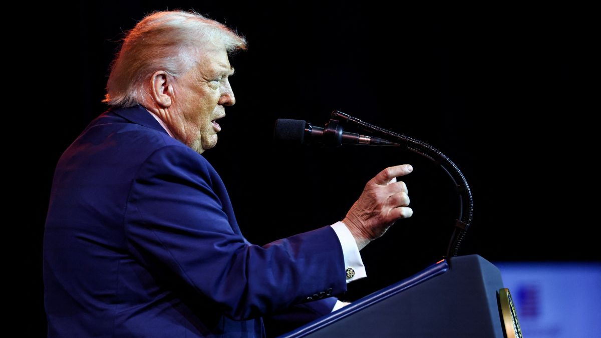 Trump defende secretária de segurança e “czar da fronteira” após protestos