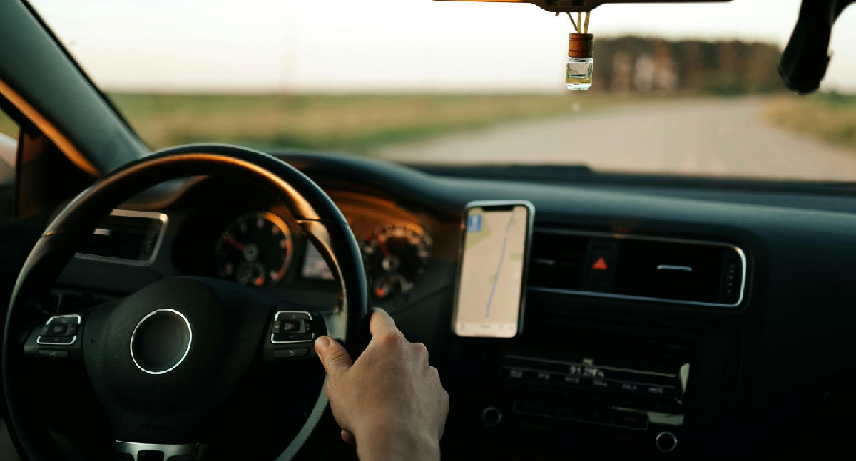 Alugar carro com quilometragem livre ainda compensa para motoristas de aplicativo em 2026