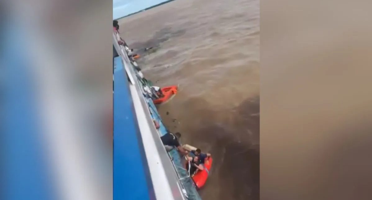 Bombeiros de SP auxiliam em naufrágio no AM; buscas entram no terceiro dia