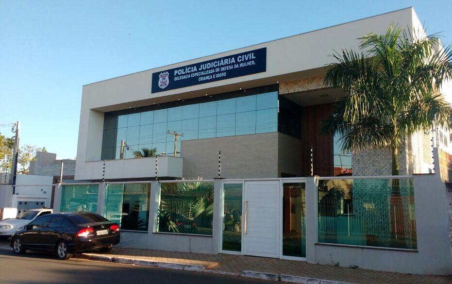 Polícia Civil prende homem flagrado por aliciar menor a entrar em carro e passar a mão nas partes íntimas dele