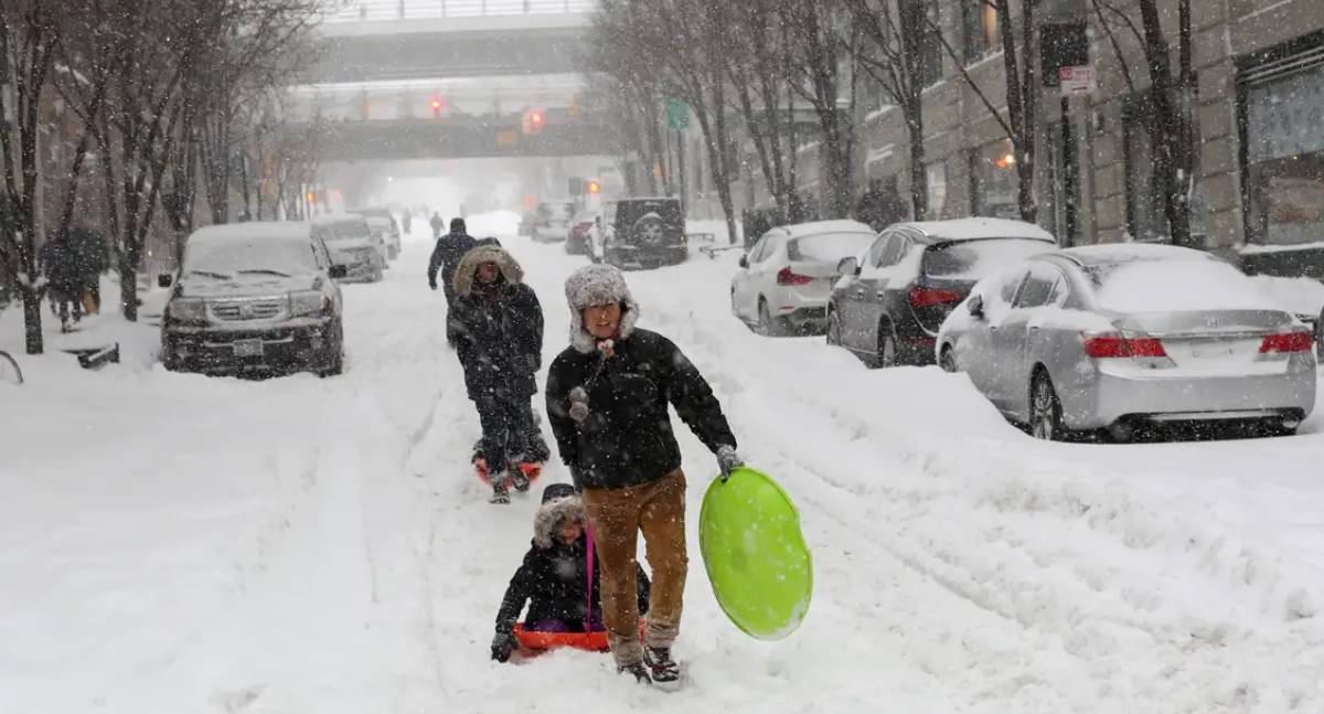 Tempestade de inverno paralisa nordeste dos EUA e fecha escolas em Nova York