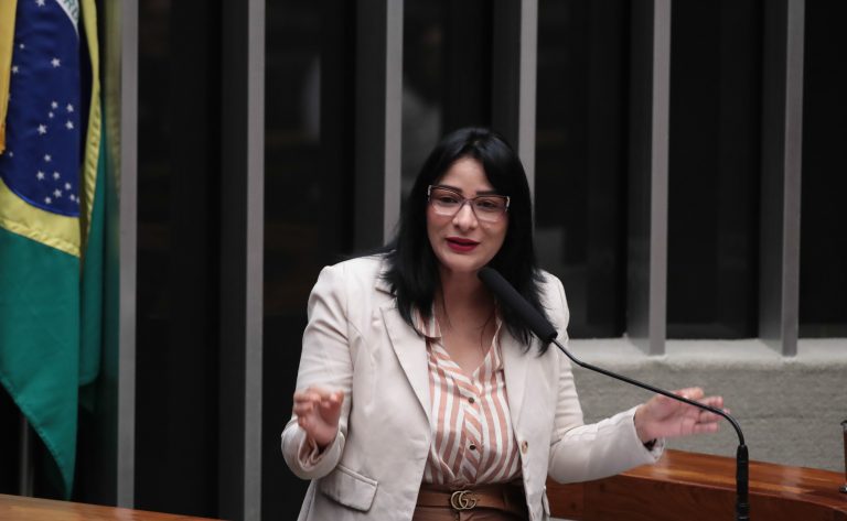 Comissão aprova proposta para garantir acesso de mulher do campo a ações contra o câncer