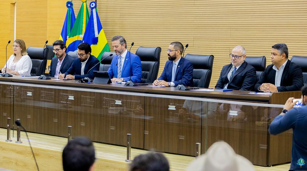 Deputado Delegado Lucas realiza sessão de homenagens a oficiais de Justiça e entrega títulos honoríficos