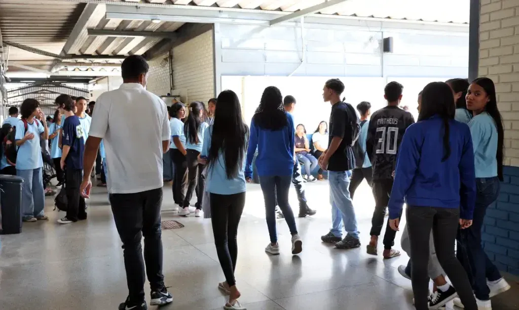 Pé-de-Meia paga estudantes nascidos em novembro e dezembro nesta segunda-feira (30)