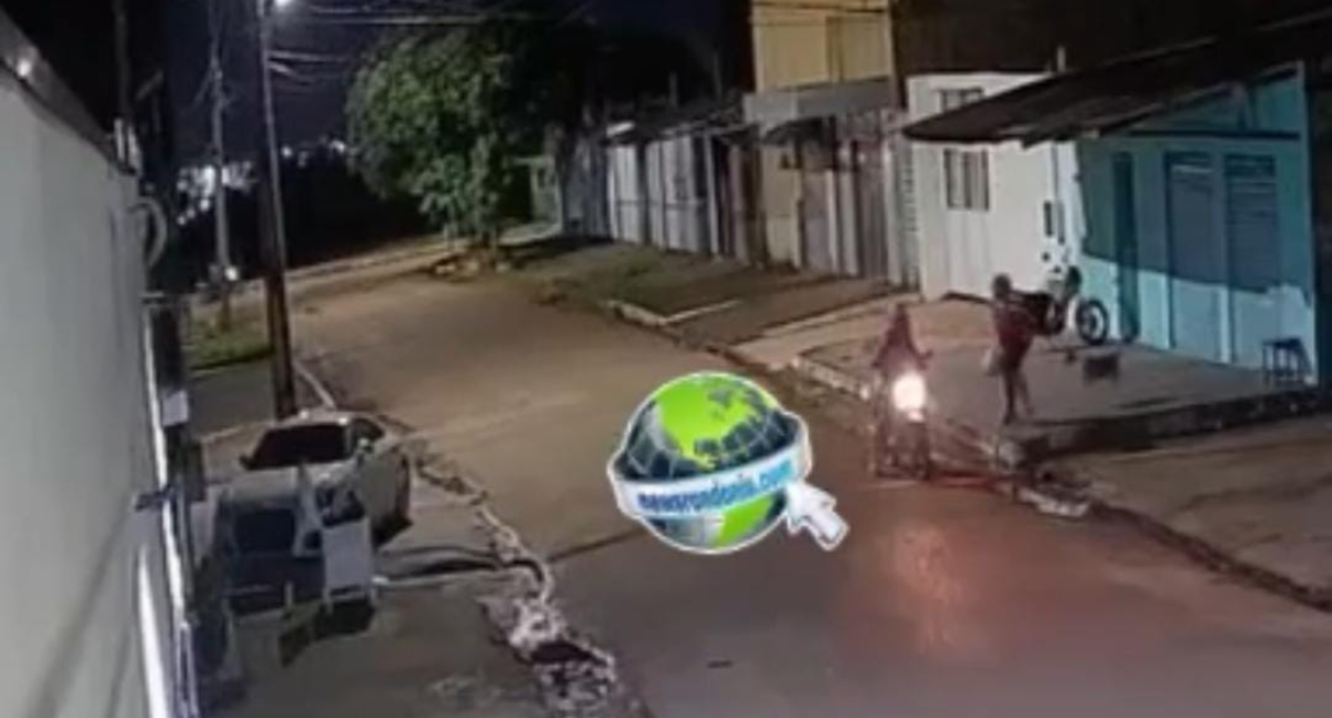 VÍDEO: Bandidos são filmados fazendo roubo de iPhone na zona sul