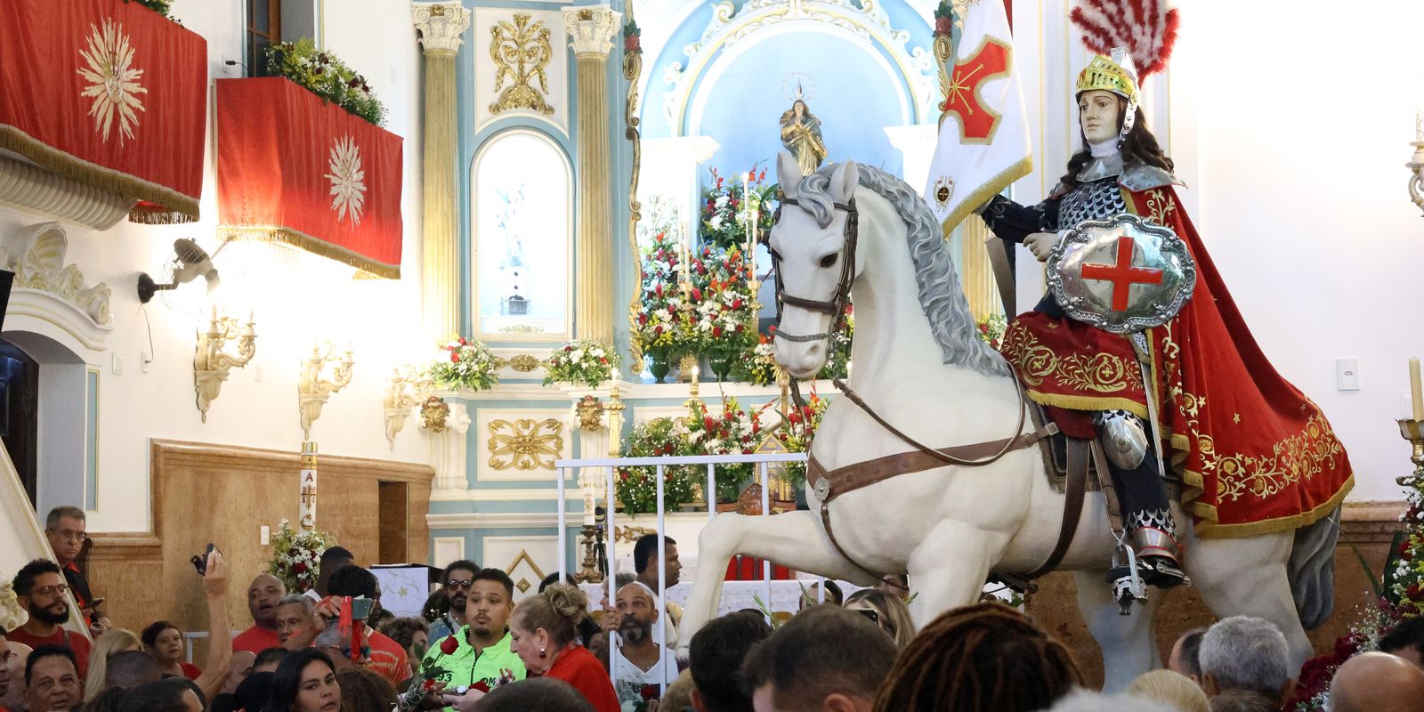Fiéis se concentram no centro do Rio para celebrar dia de São Jorge