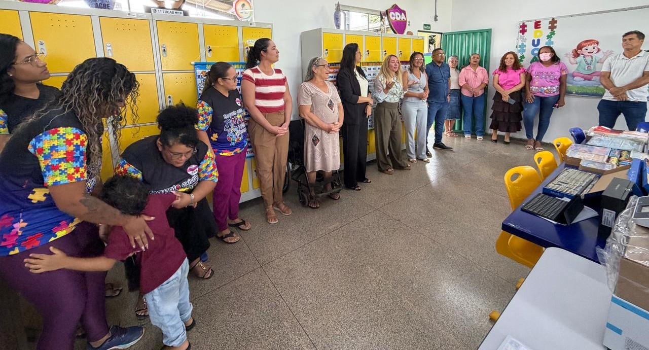 Ieda Chaves fortalece educação em Candeias do Jamari com tablets e materiais didáticos