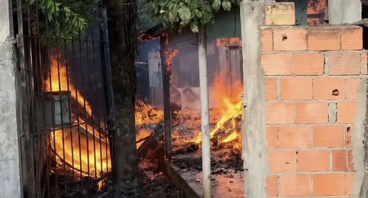 Incêndio destrói casa apontada como ponto de tráfico em RO