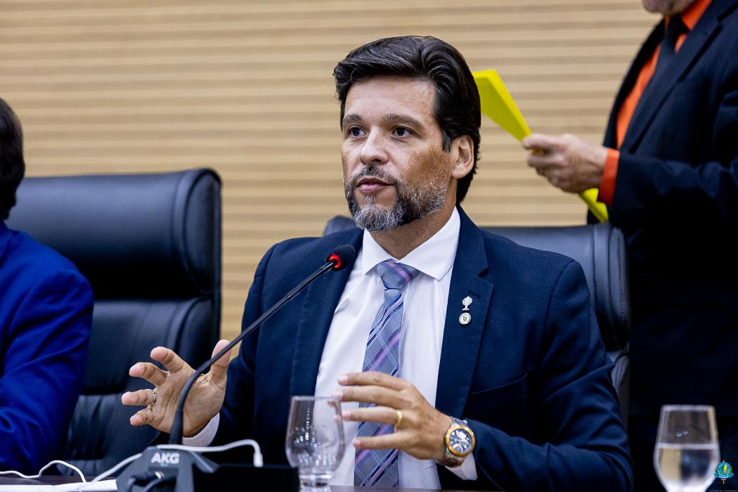 Delegado Camargo cobra do Governo informações sobre déficit de servidores na educação estadual