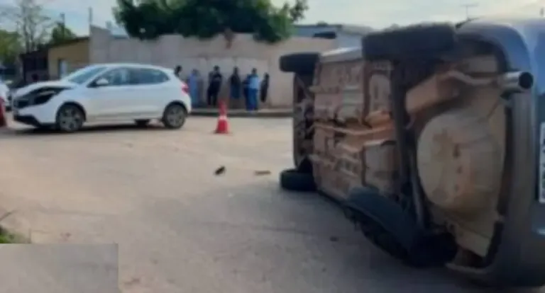 Carro capota após colisão em cruzamento na zona sul de Porto Velho