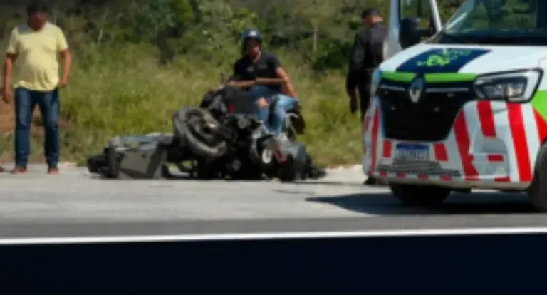 Motociclista fica gravemente ferido em colisão com utilitário na BR-364