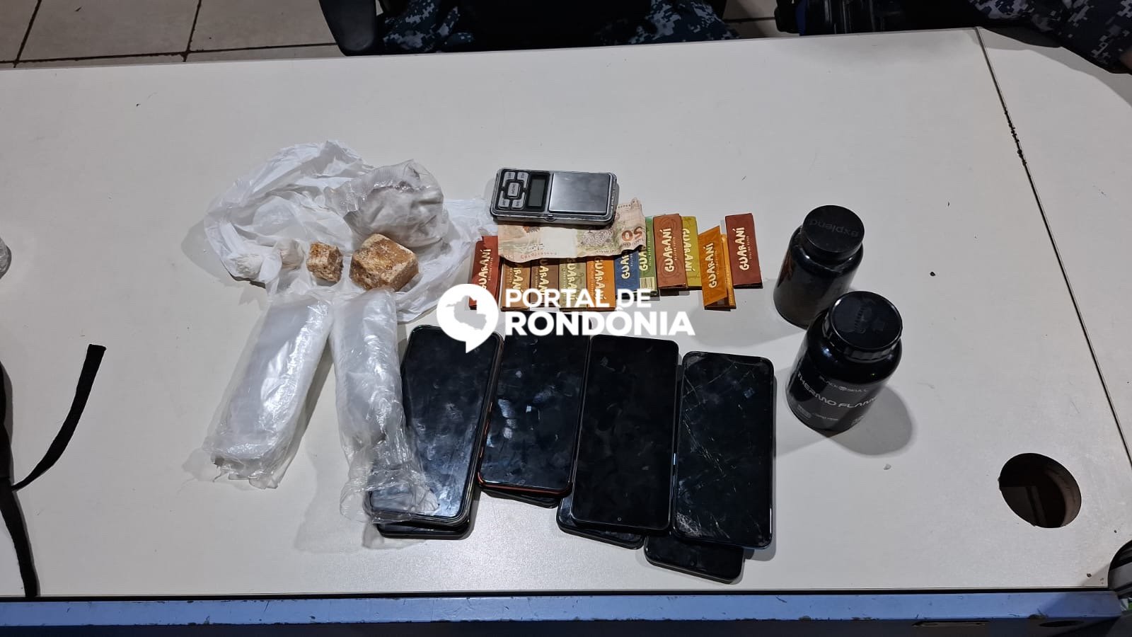 Casal é preso com drogas e oito celulares durante ação da PM no bairro Roque, em Porto Velho