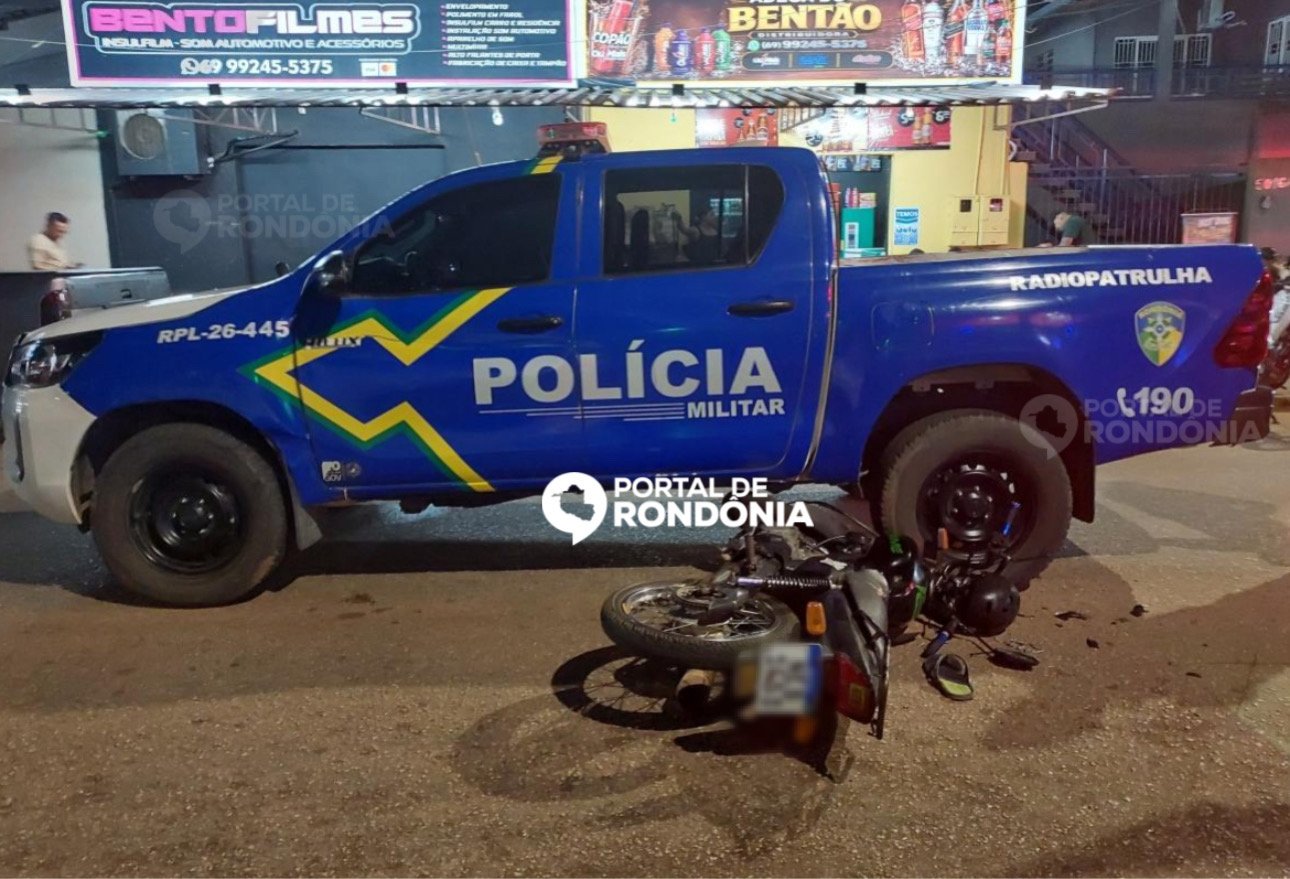 Motociclista bêbado e sem habilitação bate em viatura após empinar moto na zona sul