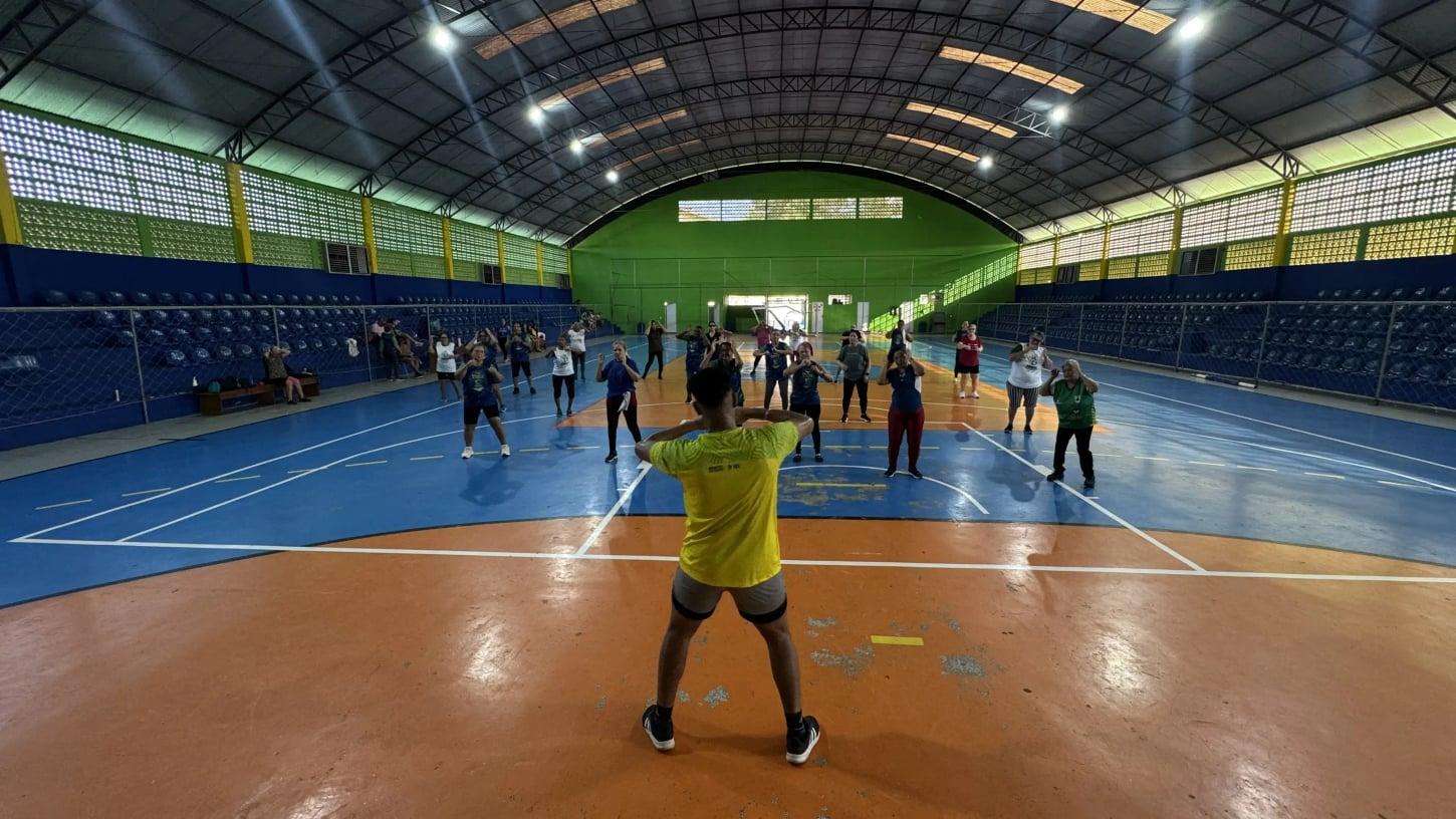 Ritmo, alegria e saúde: aulas para 60+ transformam vidas no Ginásio Dudu